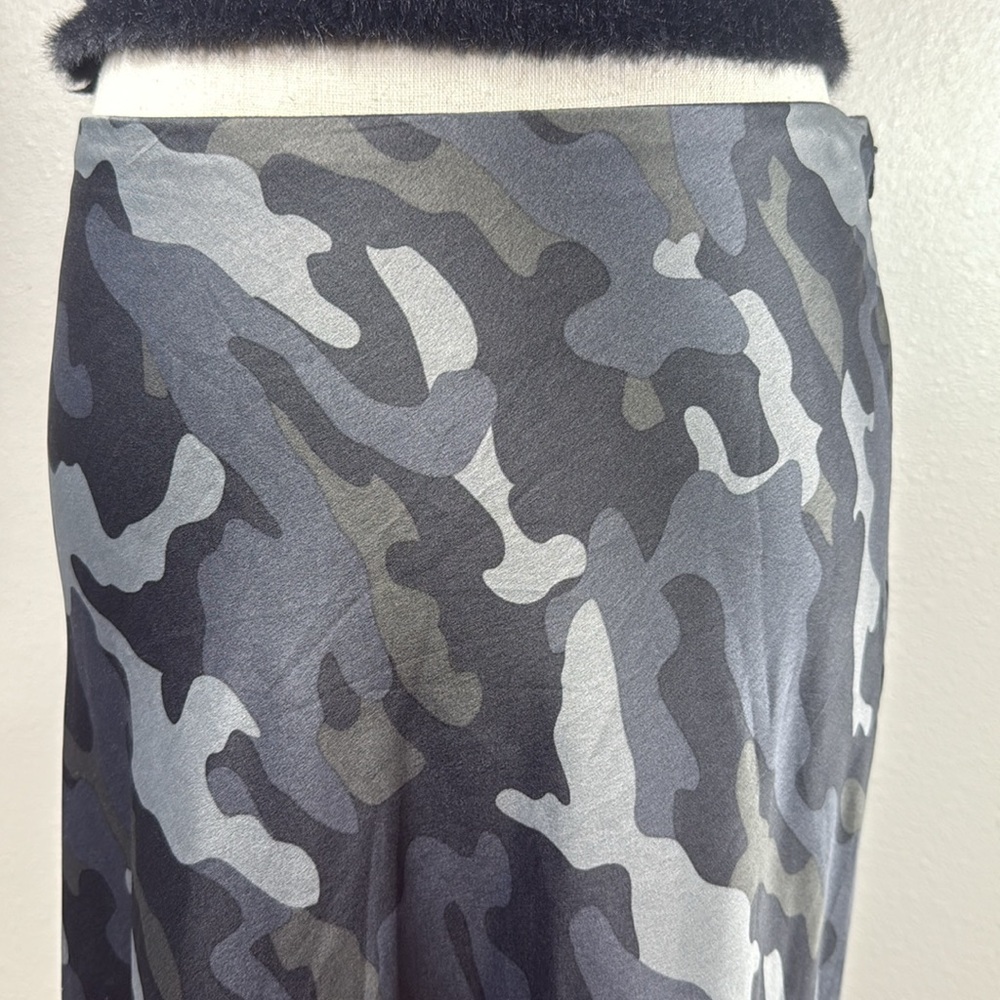 EXPRESS Satin Dark Camo Midi Skirt SM Flouncy Zip Gray Black Fall Neutral Read - Picture 11 of 15
